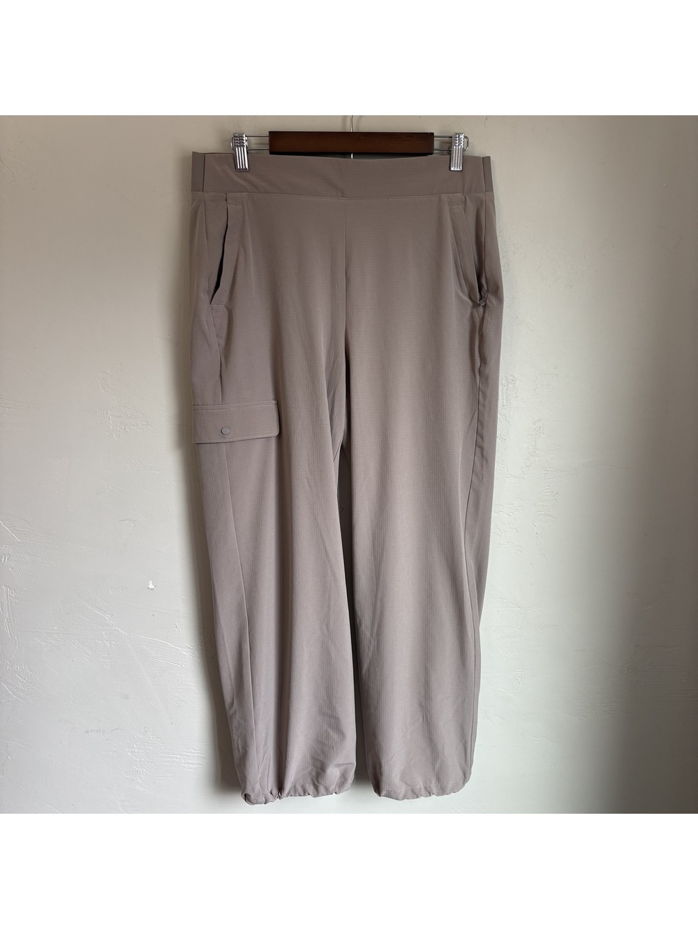 Chico's Zenergy Cargo Jogger Pants Size 1.5 US 10 Taupe Mushroom Bungee Hem Tech